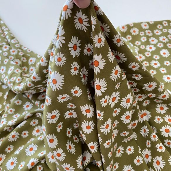 Tecido Viscose Estampada Margarida Oliva Natural • Conexão Tecidos