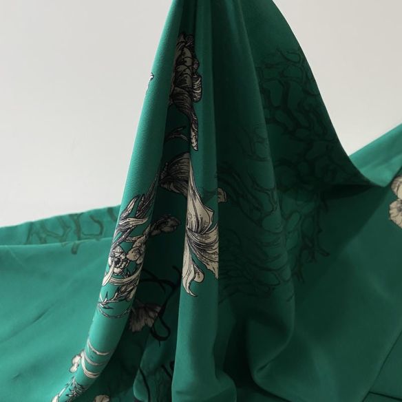 Tecido Crepe de Chine Estampado Verde E'est La Vie • Conexão Tecidos