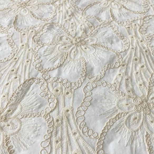 Tecido Cambraia De Algodão Bordada Floral Off White • Conexão Tecidos