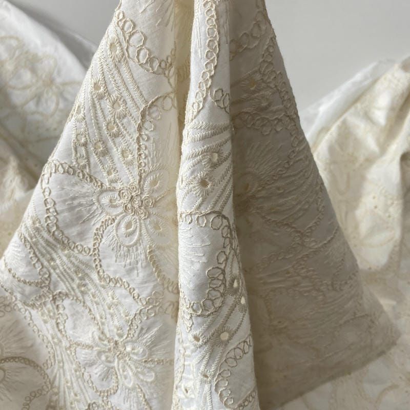 Tecido Cambraia De Algodão Bordada Floral Off White • Conexão Tecidos