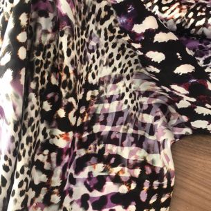 TECIDO CETIM DE SEDA ANIMAL PRINT COLORS ROXO • Conexão Tecidos