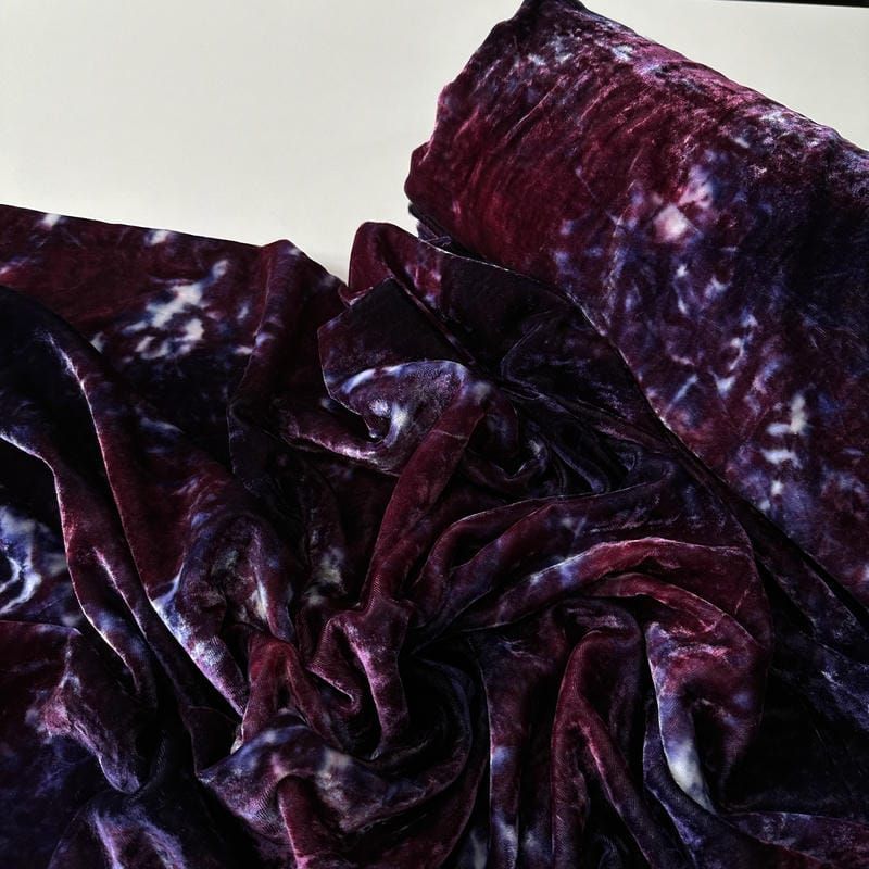 Tecido Veludo Cristal Tie Dye Vinho Noturno • Conexão Tecidos