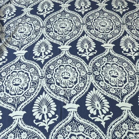 Tecido Crepe de Chine Estampado Arabesco Colonial Azul • Conexão