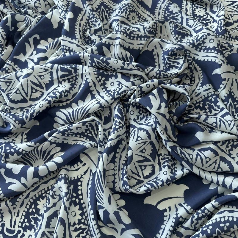 Tecido Crepe de Chine Estampado Arabesco Colonial Azul • Conexão
