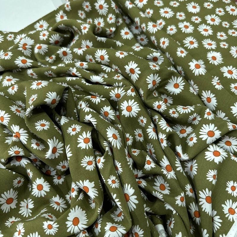 Tecido Viscose Estampada Margarida Oliva Natural • Conexão Tecidos