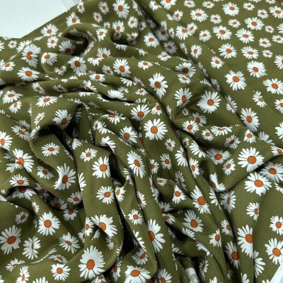 Tecido Viscose Estampada Margarida Oliva Natural • Conexão Tecidos
